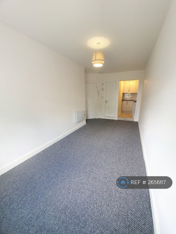 Studio flat in The Fairway, Northolt, UB5 (#2656117)
