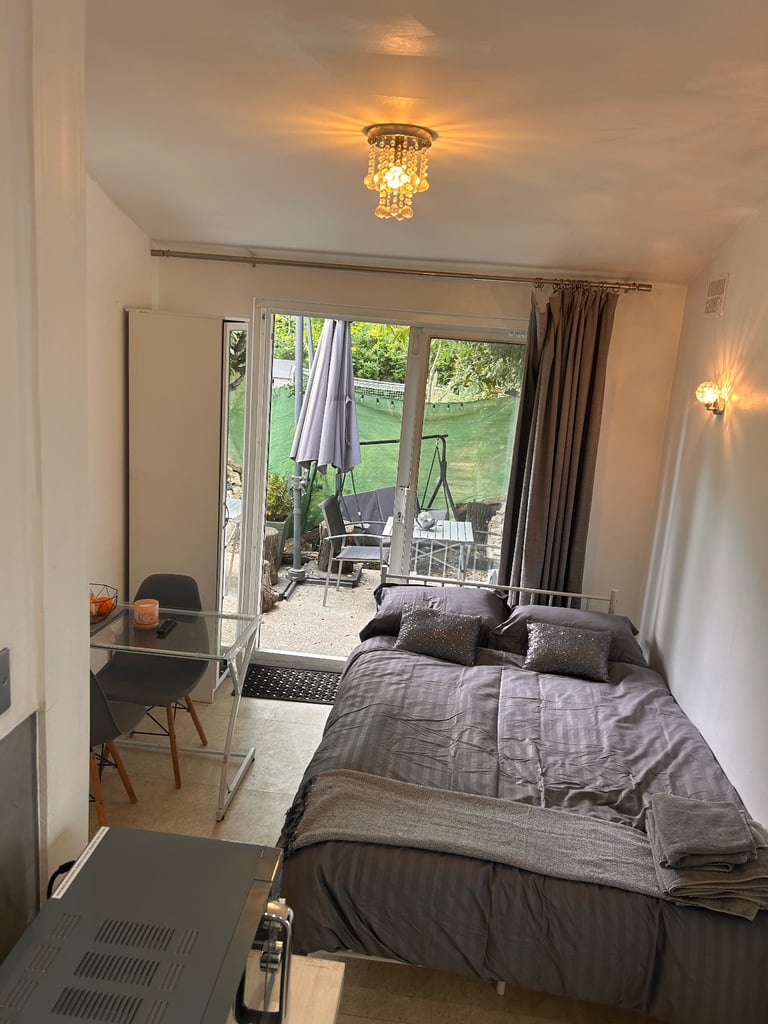 Self contained garden flat studio apartment Epsom / Ewell, Bills included, Weekly stays available 