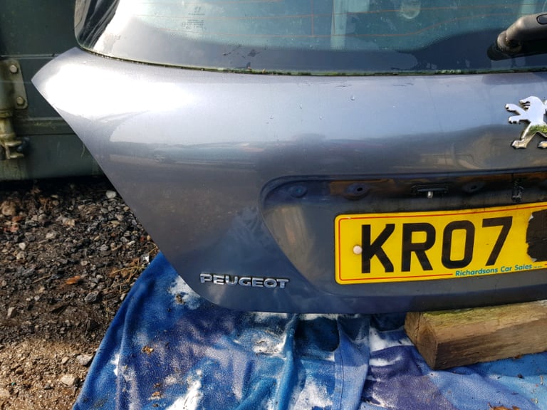 Peugeot 207 tailgate with spoiler 