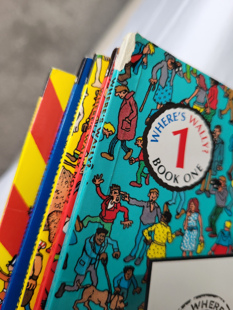 Where's Wally set of 7 books and comes with a fabric shoulder bag