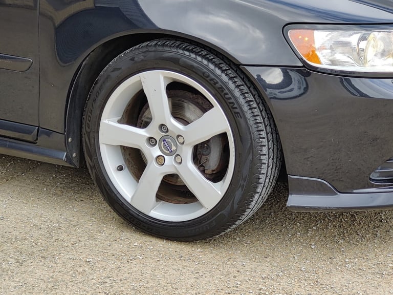 VOLVO S40; 1.6 DIESEL; 115BHP; R DESIGN D2; 4 DR; MANUAL; BLACK; 62 MPG; £35 TAX