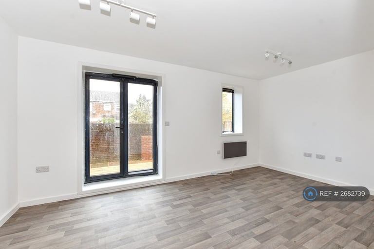 1 bedroom flat in Maidstone Road, Paddock Wood, Tonbridge, TN12 (1 bed) (#2682739)