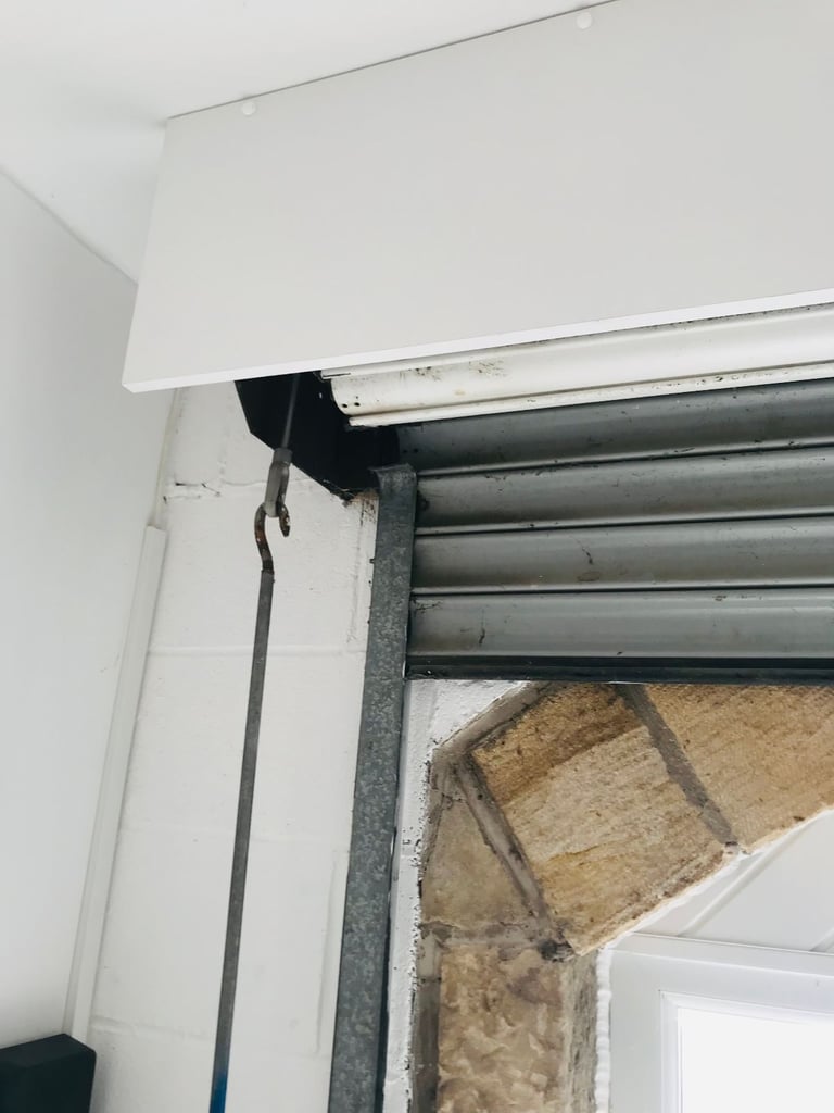 WHITE ELECTRIC ROLLER SHUTTER GARAGE DOOR WITH REMOTES