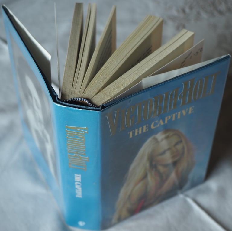 Victoria Holt: The Captive (Guild Publishing Hardback)