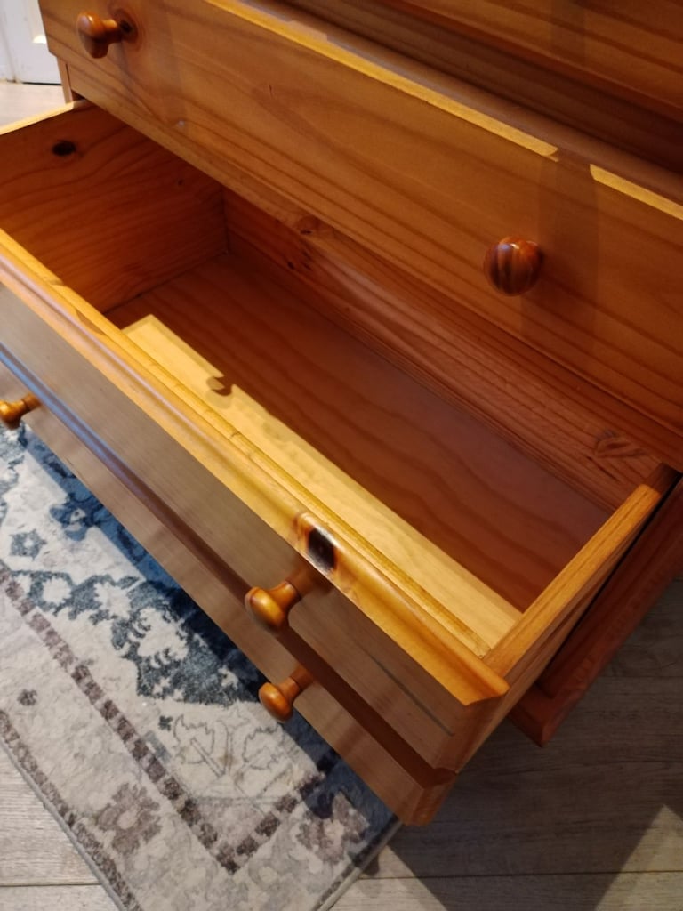 Pine Chest of drawers 
