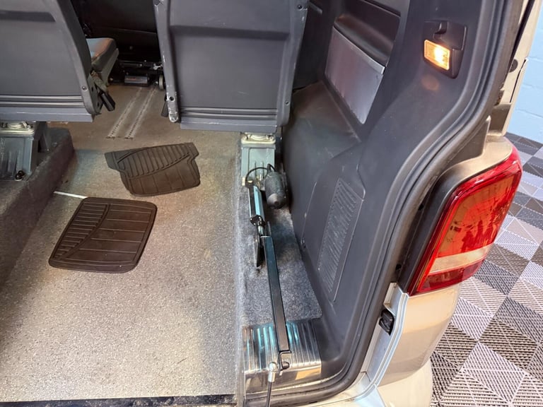 2011 Volkswagen Caravelle 2.0 TDI Executive DSG Euro 5 5dr MPV Diesel Automatic