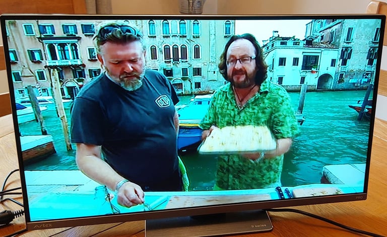 AVTEX 24 INCH DIGITAL LED TV/DVD MODEL L249DRS PRO AND AVTEX  CASE SUITABLE FOR CARAVAN/MOTORHOME 