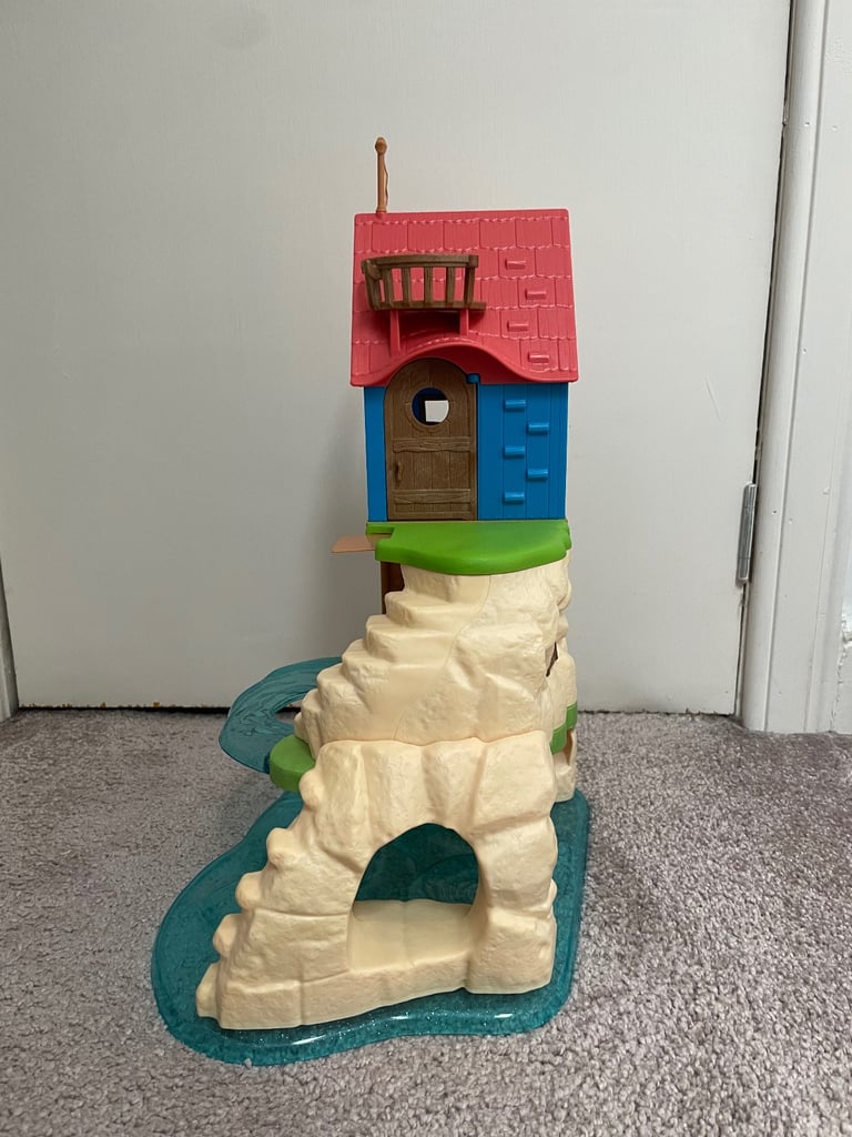 SYLVANIAN FAMILIES secret island playhouse 