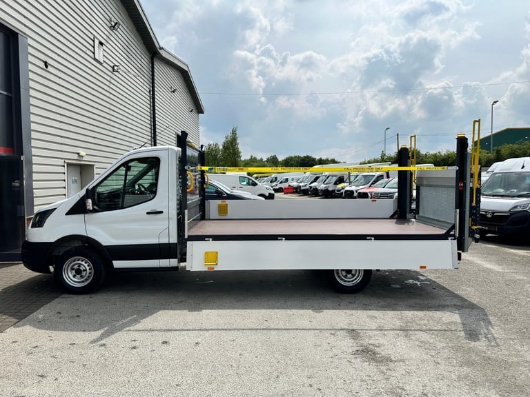 75 Reg, Ford Transit L4 130-Ps,FWD,Traffic Management Dropside, Tow Bar, Air-Con