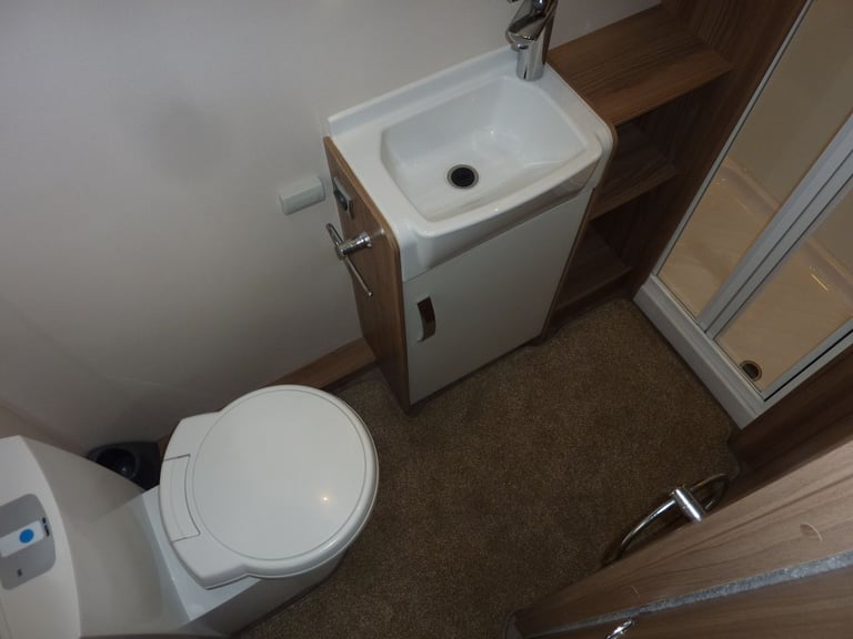 Swift Charisma FIXED ISLAND BED 2018