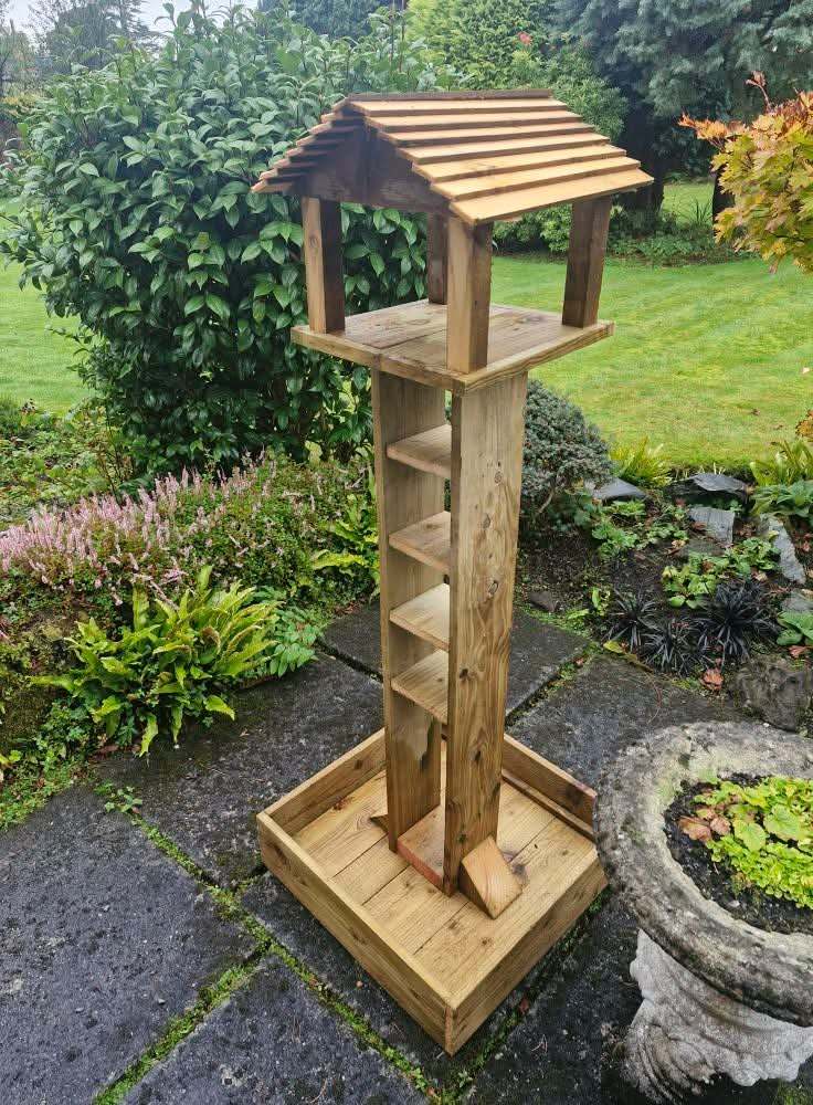 Free standing bird feeder