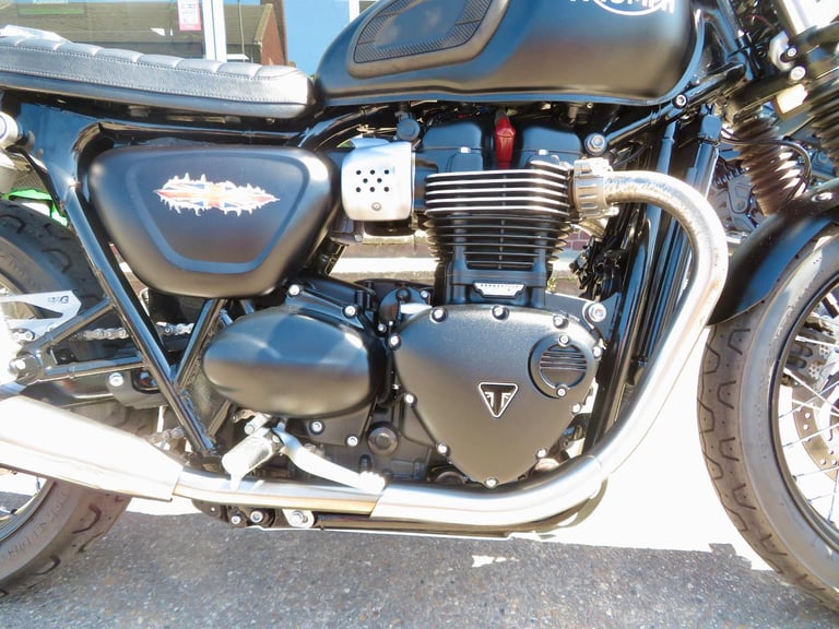 TRIUMPH BONNEVILLE STREET TWIN 900 BRAT TRACKER EDITION 