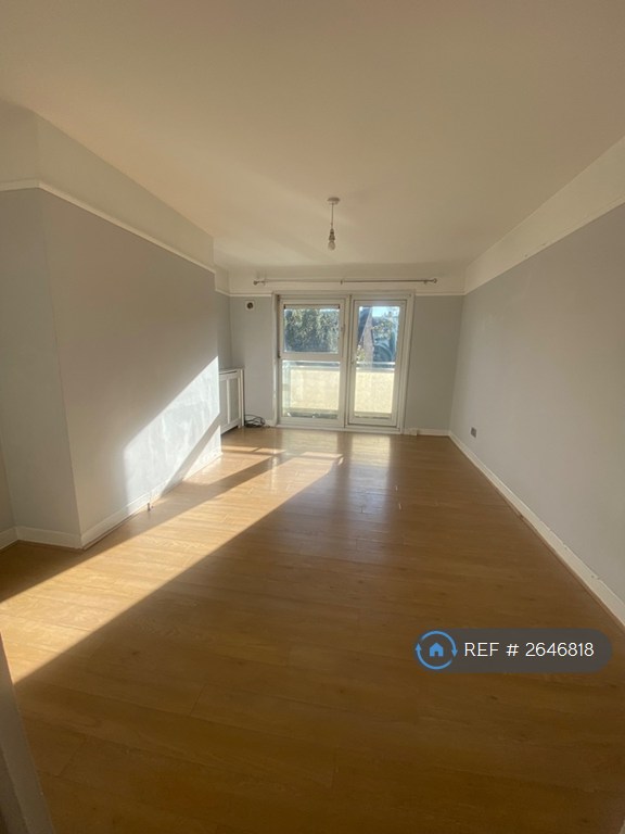 1 bedroom flat in St. Mary Street, London, SE18 (1 bed) (#2646818)