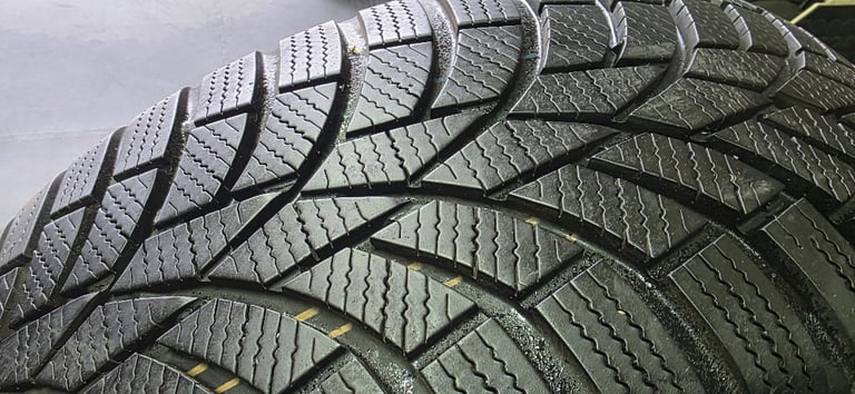 215 60 16  2 x tyres Toyo Tires OBServe S944 All Season