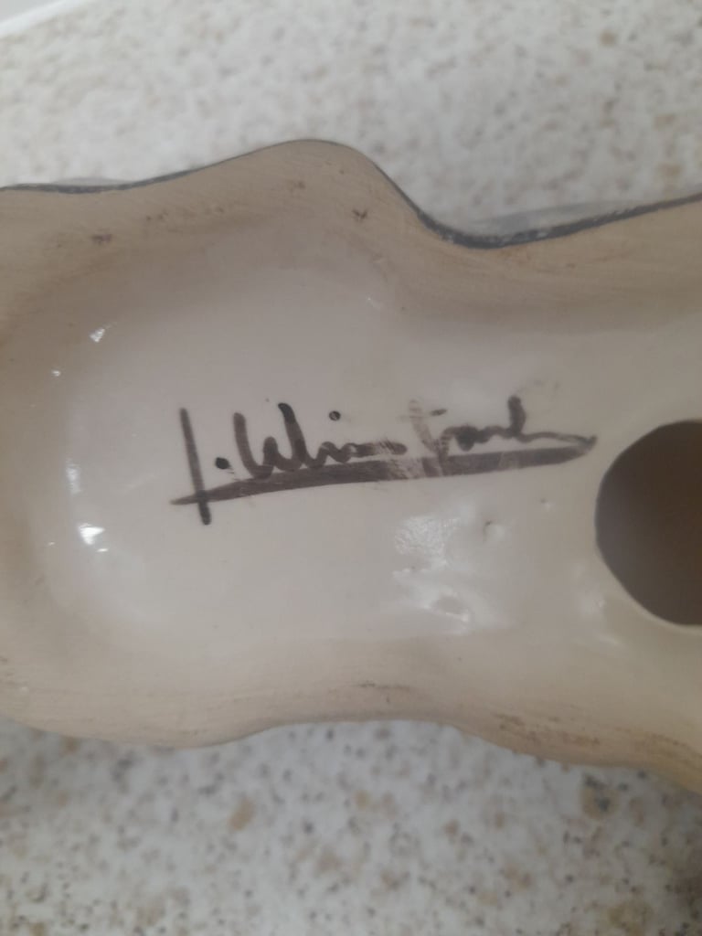 Pretty vintage winstanley cat   size 3   signed