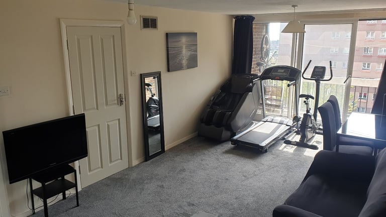 Massive room, all bills included, private kitchen and balcony included in price
