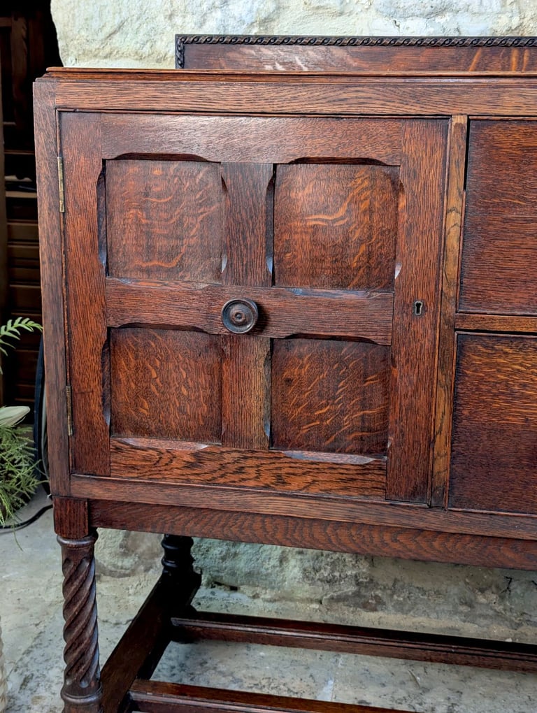 Arts & Crafts Oak Sideboard - Antique - Quarter Sawn Oak