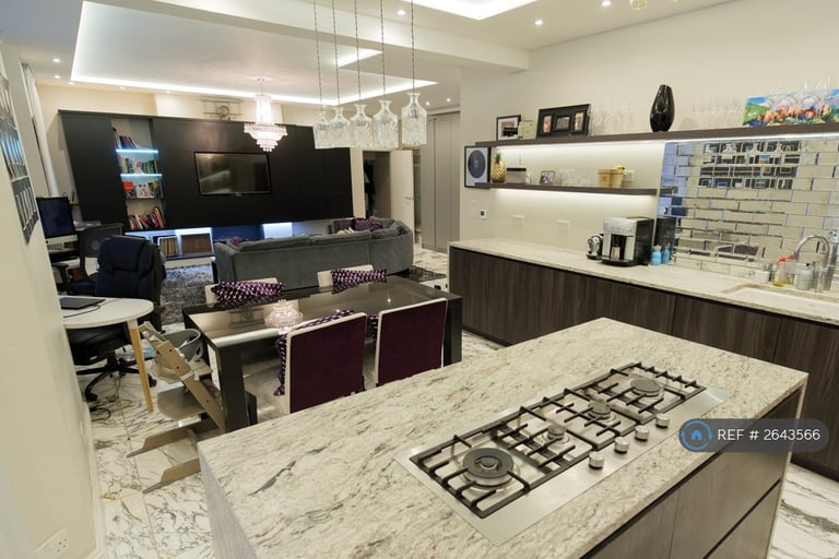 2 bedroom flat in Portman Mansions, London, W1U (2 bed) (#2643566)