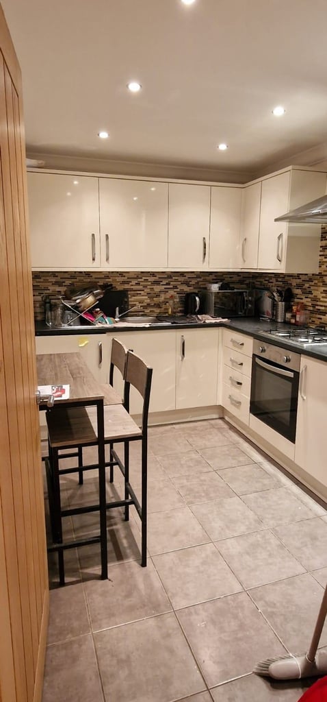 Lovely Double Room Recently within flat share in Holyrood, City Centre