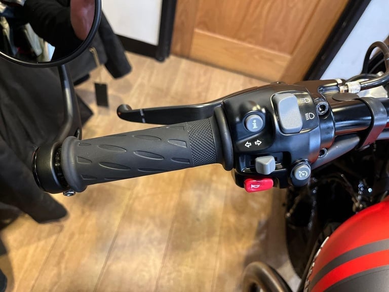 2025 Triumph Bonneville Bobber PREMIUM SINGLE COLOUR Petrol orange 6 Speed