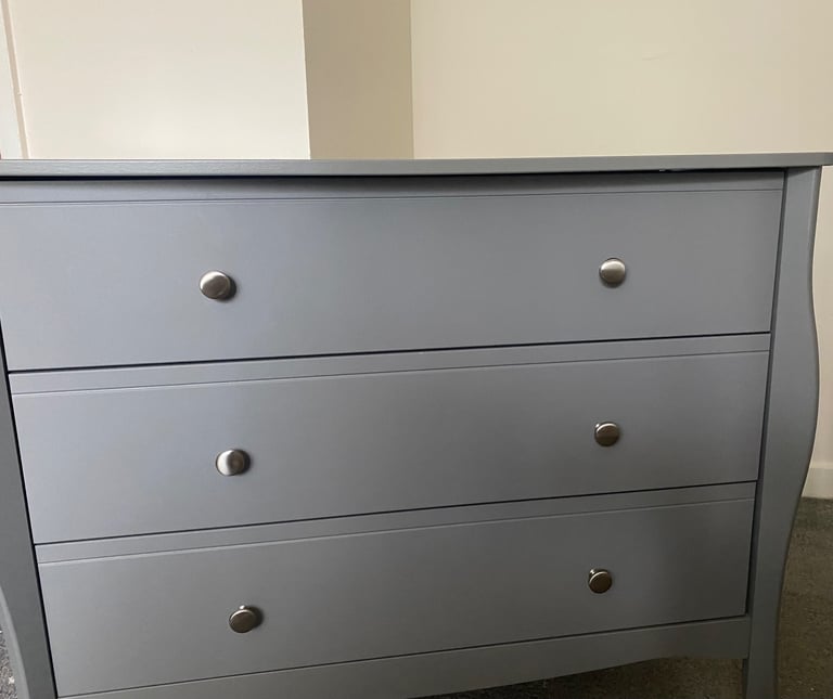 Good condition chest of drawers and bedside table 