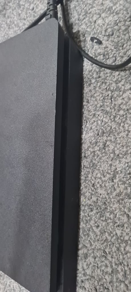 PS4 Slim 500GB - 1 Controller + Cables