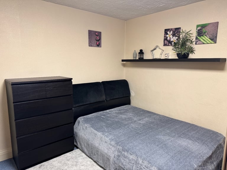 Bright double room in Grays – £700/month + £300 deposit.
