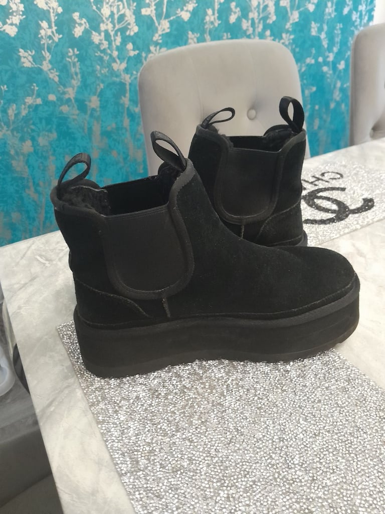 Black uggs 