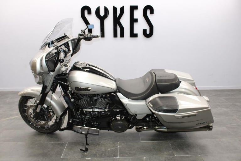 2023 Harley-Davidson FLHXSE CVO Street Glide in Dark Platinum