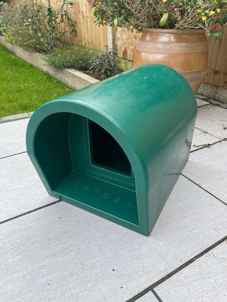 Mr Snuggs Katden / outdoor cat house kennel 