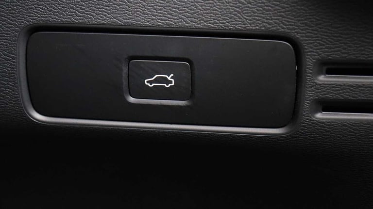  Volvo XC40 B4 (P) Ultra Bright (Sunroof, Harman Kardon, 360 Camera) Petrol/Electric Hybrid Autom...