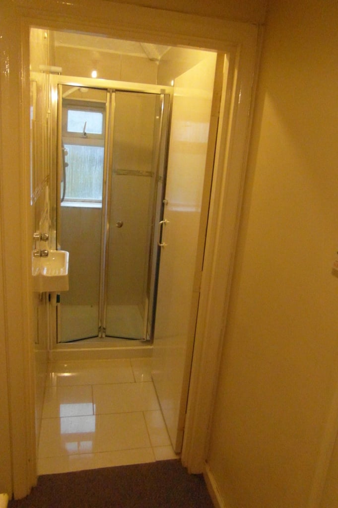 Nice Double Room For 1 Person/ Bills Included, East Acton - Zone 2