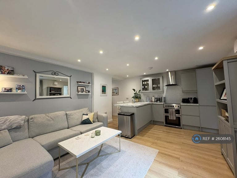 1 bedroom flat in Limes Grove, London, SE13 (1 bed) (#2608145)