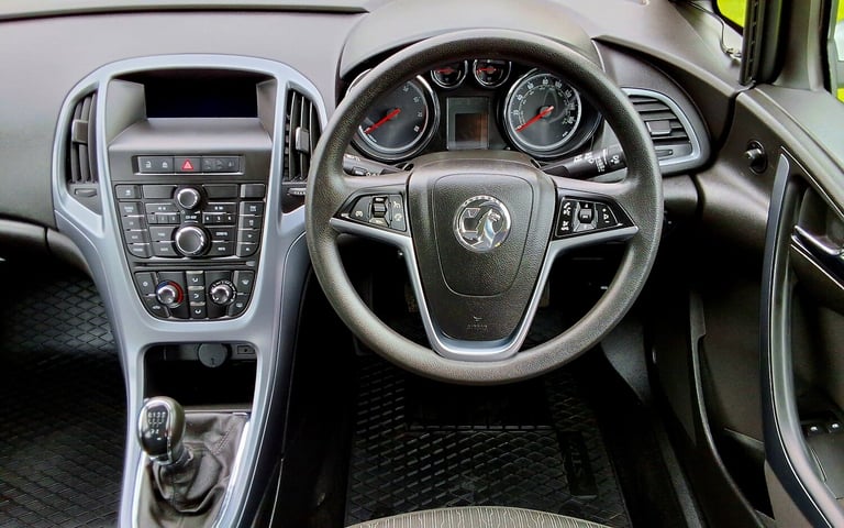2015 Vauxhall Astra 1.4i 16V Design 5dr HATCHBACK Petrol Manual