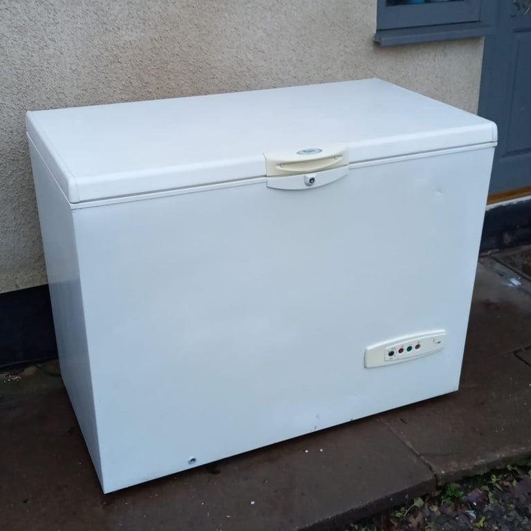 image for EXTRA LARGE CHEST FREEZER: ELECTROLUX,  304 LITRES * delivery available *