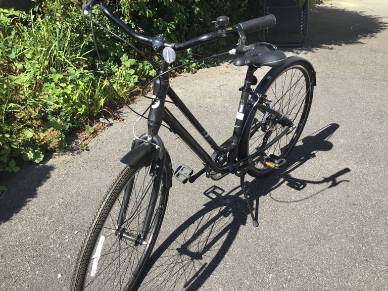 Lady’s Giant hybrid bike.