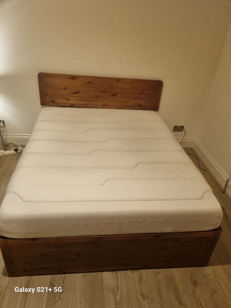 Solid wood bedframe and matress