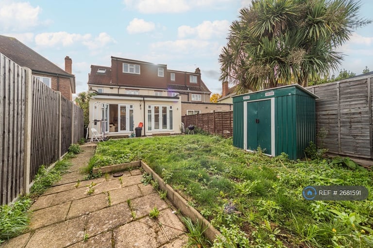 2 bedroom flat in Crowther Avenue, Brentford, TW8 (2 bed) (#2681591)