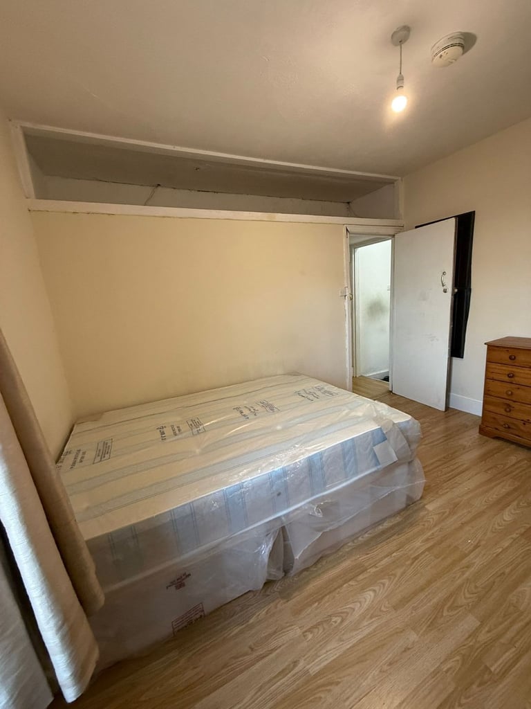 BEAUTIFUL DOUBLE ROOM FOR SINGLE PROFESSIONAL FOR RENT IN HOUNSLOW WEST