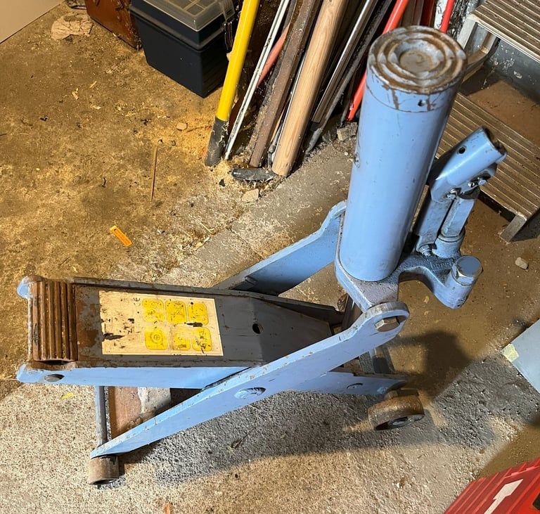 Heavy duty, hydraulic, trolley jack style, forklift / tractor lift.