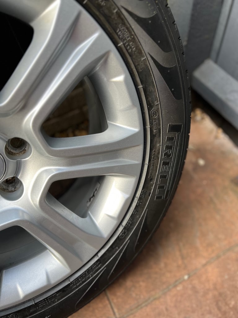 Land Rover alloys