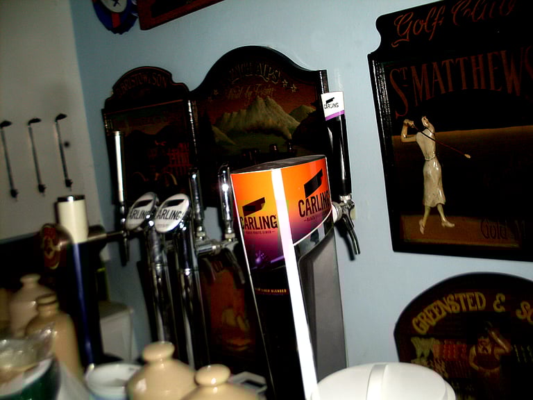 OPEN EVERY DAY: VINTAGE PUB, SHED & HOME BAR ALADDIN'S CAVE: - MICROPUB, MAN & WOMAN CAVES