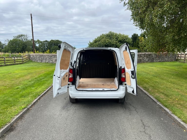 VAUXHALL COMBO CARGO 2300 1.5 TURBO D 130PS PRO L1 VAN 24 REG ONLY 2,300 MILES
