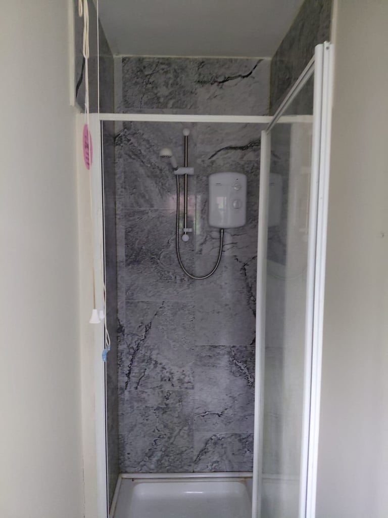 ROOM IN SUITE* 500 POUNDS PLUS BILLS.