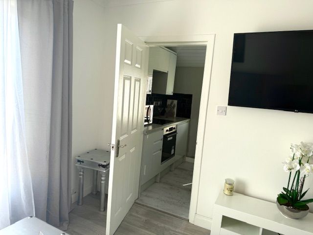 Bright Modern Double Room for Rent – South Side of Glasgow