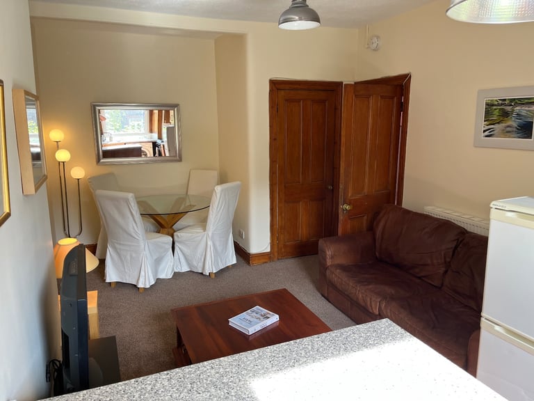 Cosy, snug, 1-bedrmd flat, overlooking the tranquil waters of the canal