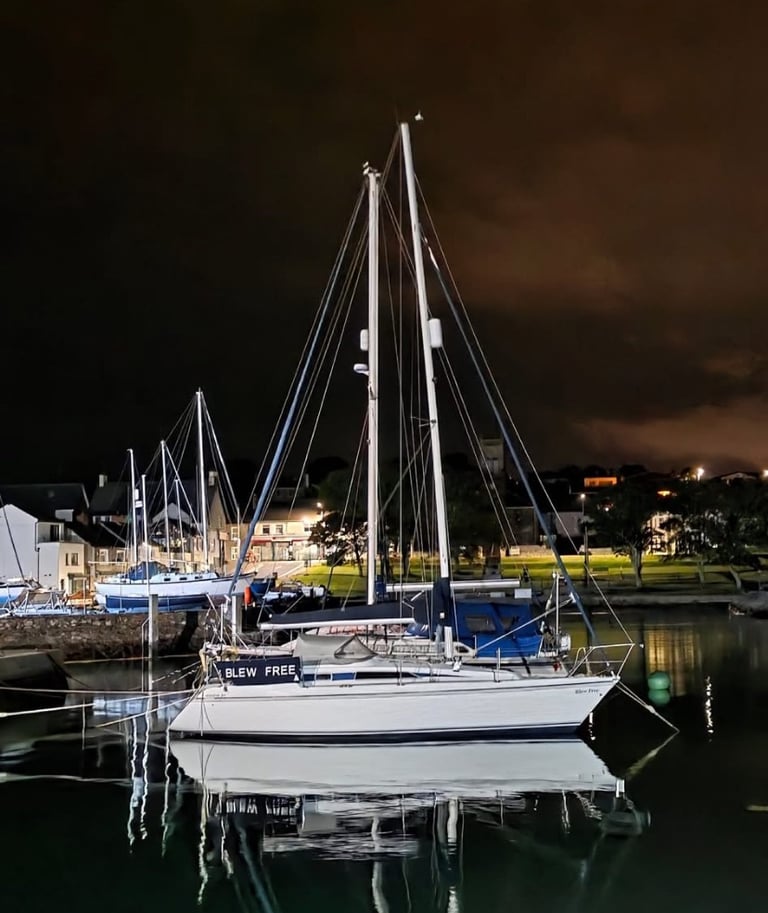 Free storage Hunter horizon 30 sailboat boat bilge keel yacht 