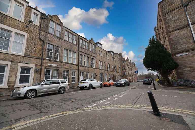 Very stylish, 2 bedroom, 2nd floor flat on two levels, in Fountainbridge – available December