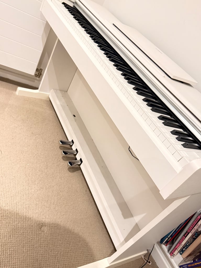 Yamaha white Piano in great condition ( like new) for £500