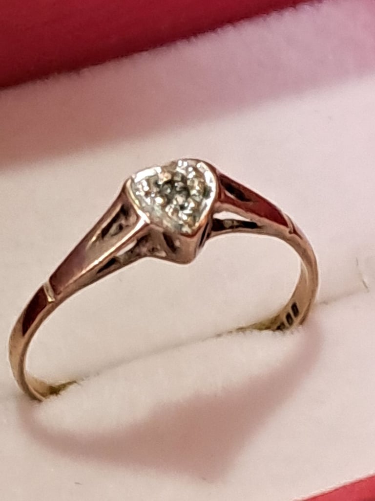 9ct gold and diamond ring 